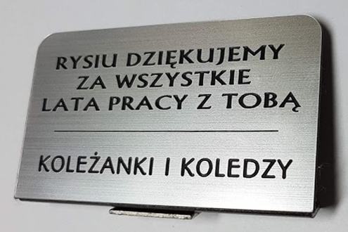 Wygrawerowana dedykacja i życzenia nowa tabliczka z grawerem do metalowej figurki