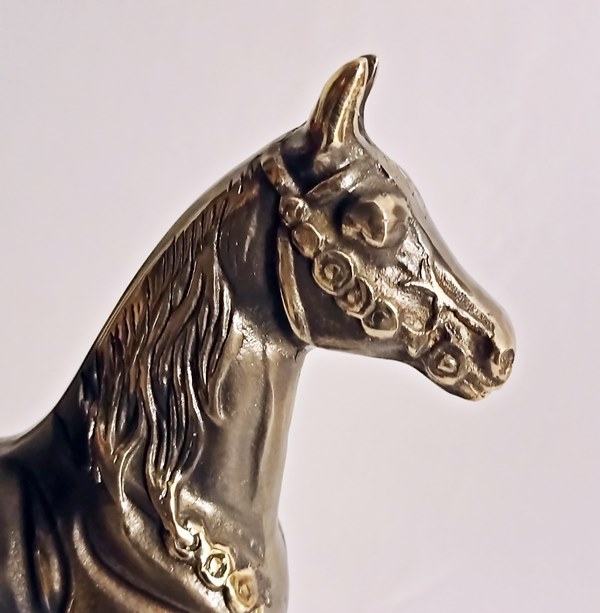 Dekoracyjna figurka konia mosiężnego