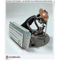 Figurka z metaloplastyki z wizytownikiem na biurko