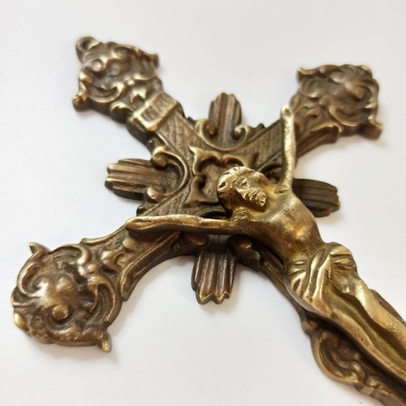 Stary mosiężny krzyż
