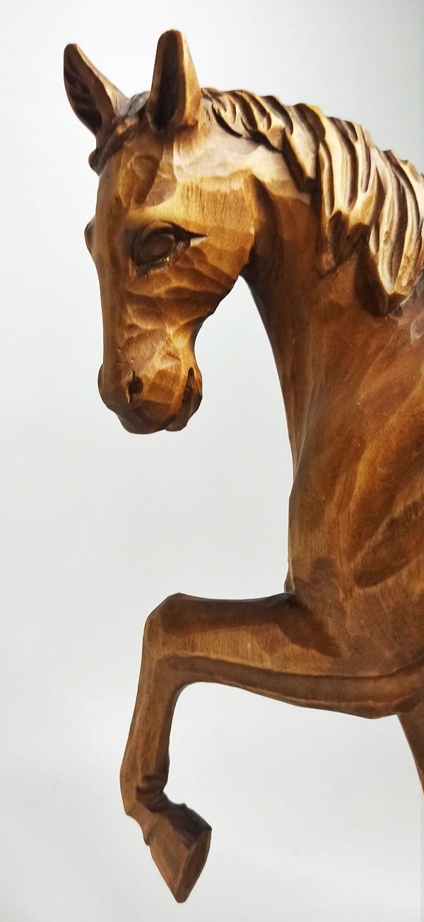 Ładna drewniana statuetka konia dla koniarza