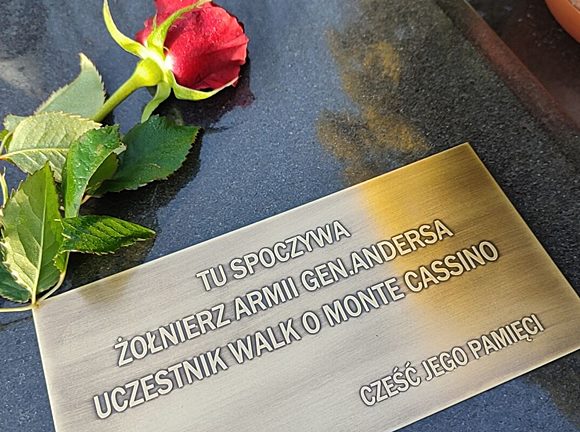 Zrobimy tabliczkę z Twojego projektu Grawerowana tabliczka z mosiądzu na pomnik