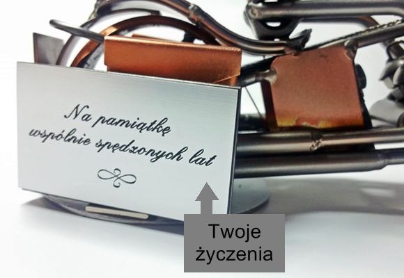 Model z wygrawerowanymi życzeniami