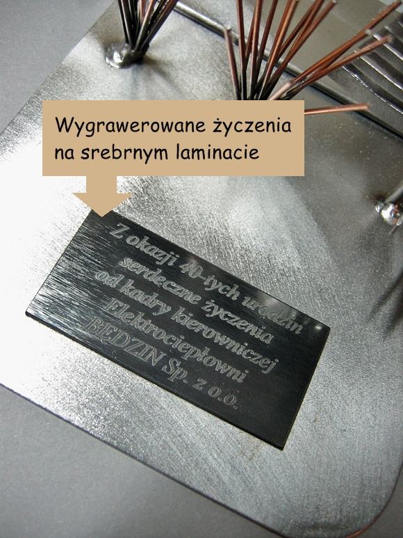 Wygrawerowane życzenia na figurce i Pucharze
