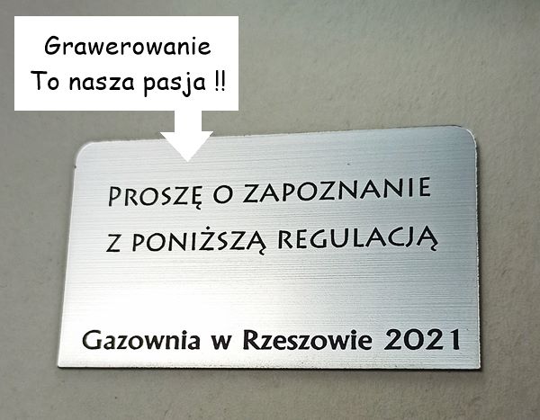 Wygrawerowana dedykacja na prezencie dla kolegi