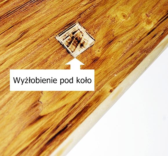 Drewniana podstawka z wyżłobieniem pod koła