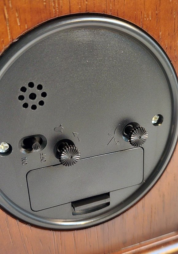 elektroniczny zegar z budzikiem
