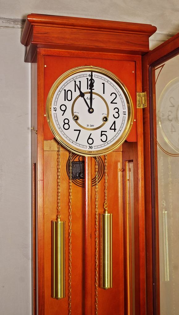 Duży drewniany zegar czereśnia