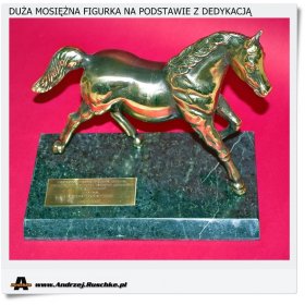 Duża mosiężna figurka konia z dedykacją na marmurze