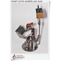 Facet czyta gazetę w pracy WC 010 HIT 2018