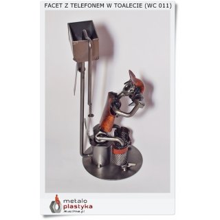 Facet na przerwie z telefonem w toalecie WC 011