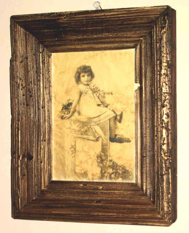  obraz dziewczynka z pajacykiem w starej ramie