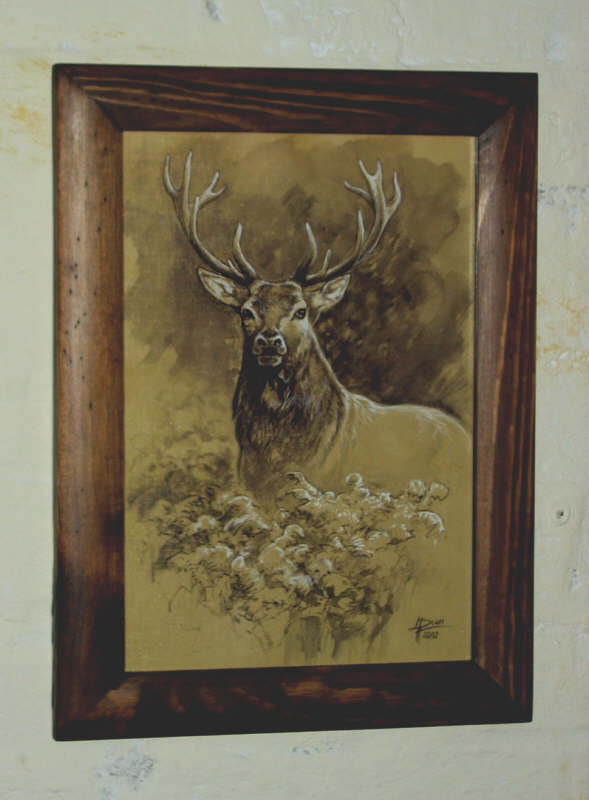  Obrazek przedstawiający stojącego jelenia ramka drewniana