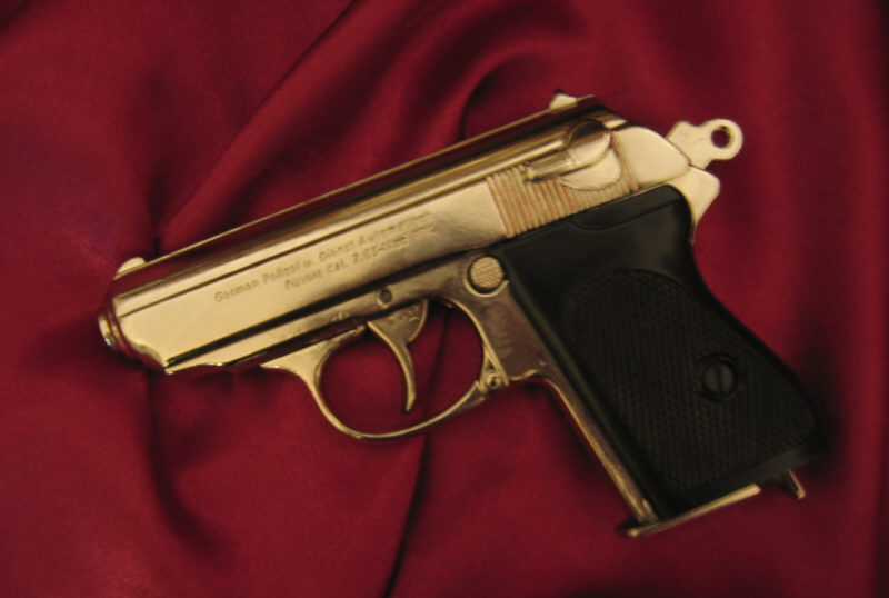 Pistolet PPK używany w  filmie przez agenta 007 James Bond (1277NQ)