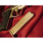 Pistolet PPK używany w  filmie przez agenta 007 James Bond (1277NQ)