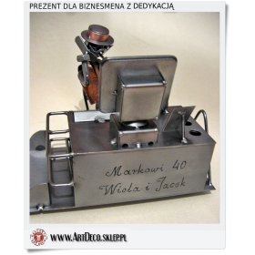 Prezent dla biznesmena z dedykacją na biurku