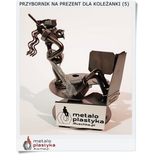 Figurka z grawerem z metaloplastyki polskiego rzemiosła