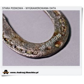 Stara podkowa z grawerem na prezent - Skrzynka i wygrawerowana data 