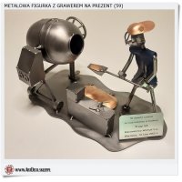 Metalowa figurka z grawerem