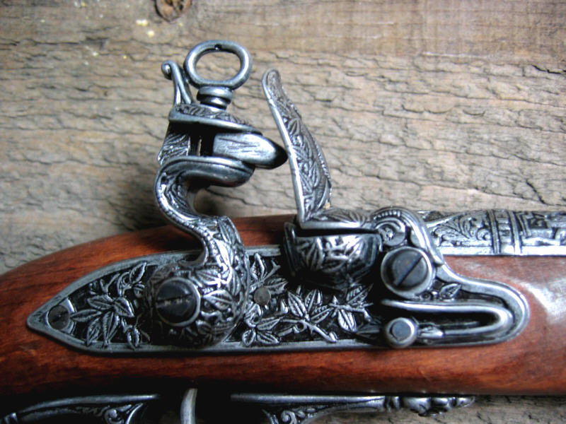  Włoski pistolet skałkowy czarnoprochowy z XVIII w
