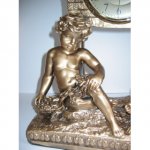 Zegar figuralny w złocie Dwa aniołki amorki